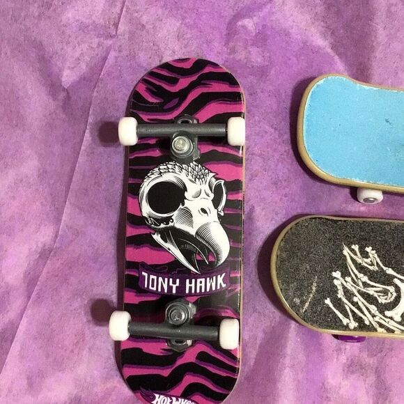 Set of three hard to come by Tony hawk, finger skateboard by hot wheels - Picture 2 of 4